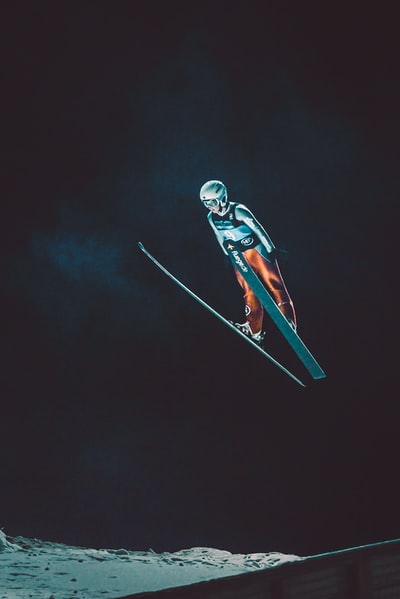 夜间滑雪的人